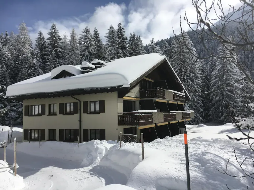 Apartamento luminoso y moderno en una zona tranquila en las montañas de Davos - Image 1