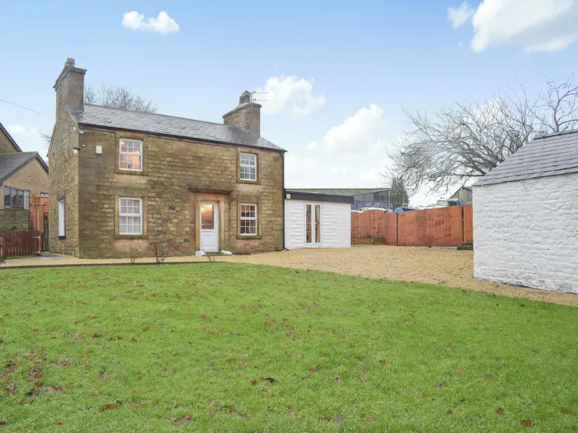 Relax by the stream in the garden or visit the historic city of Lancaster. - Image 1
