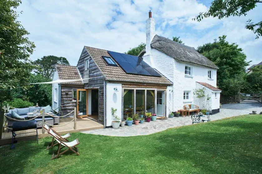 Thatched Coastal Cottage~Family Friendly~Sleeps 8~Large Peaceful Garden - Image 1