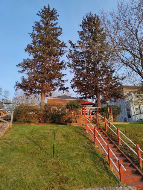 Waterfront home with amazing views! - Image 1