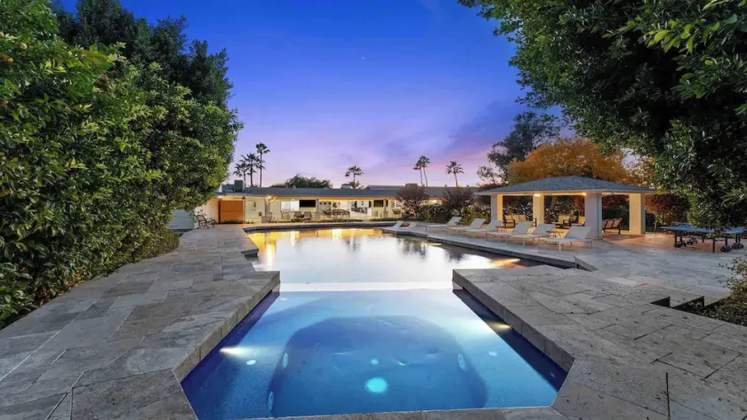 7BR Luxury Retreat , Cedar Sauna, Heated Pool, Spa & Gym - Image 1