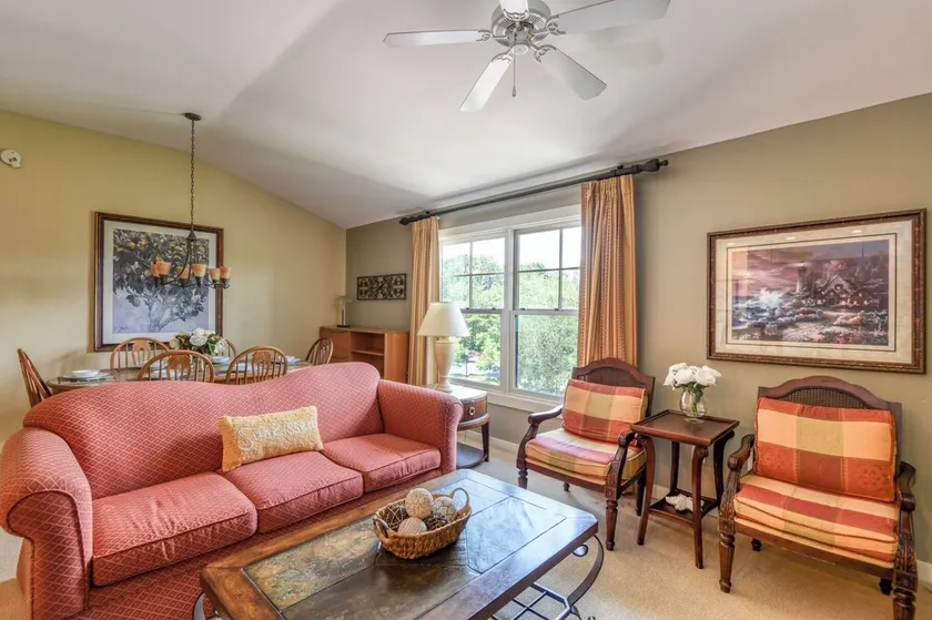 King Suite w/ kitchenette & full size fridge -55 in TV cable -pool & hot tub! - Image 1