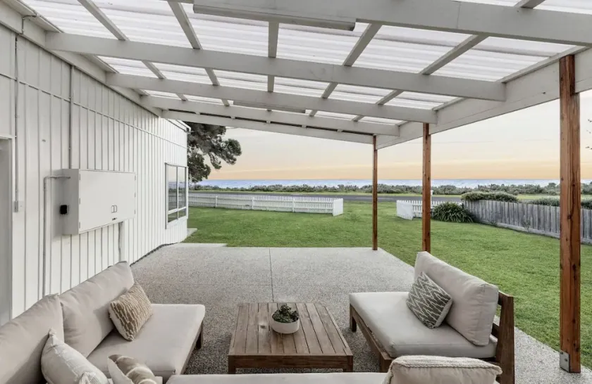 Bellarine Beach shack on the Esplanade in Portarlington, beach and city views. - Image 1