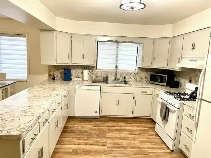 Spacious comfort, 1st FL, parking, 2 TVs, laundry,Beautiful views of NYC skyline - Image 1