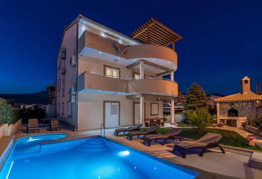 Holiday house with 3 apartments,heated swimming pool,jacuzzi 100m from the beach - Image 1