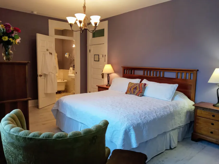 Cozy king ensuite room in historic railroad inn - Image 1