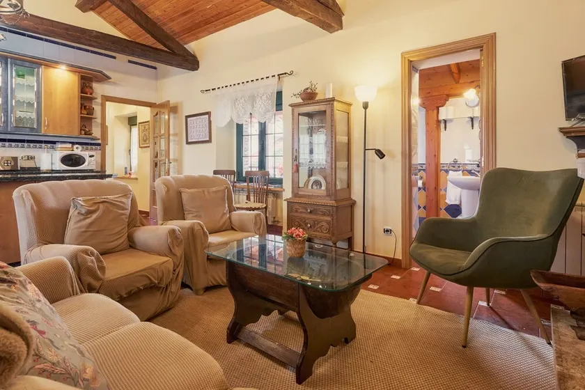 Holiday Home 'El Corredor' with Private Terrace, Garden, and Wi-Fi - Image 1
