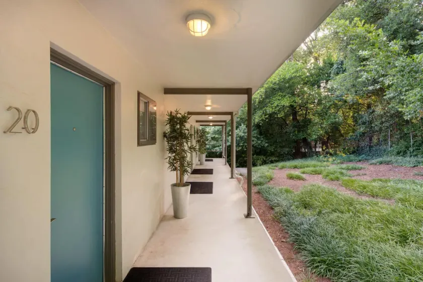 Cool Classic Studio Apartment H - Includes Weekly Cleanings w Linen Change - Image 1