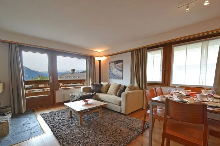 Flat located near the Médran ski lifts. This 5 person flat is ideal for groups of friends or familie - Image 1