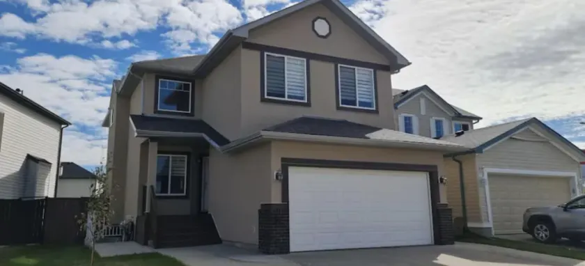 Spacious comfortable Air-Conditioned. Near airport! - Image 1