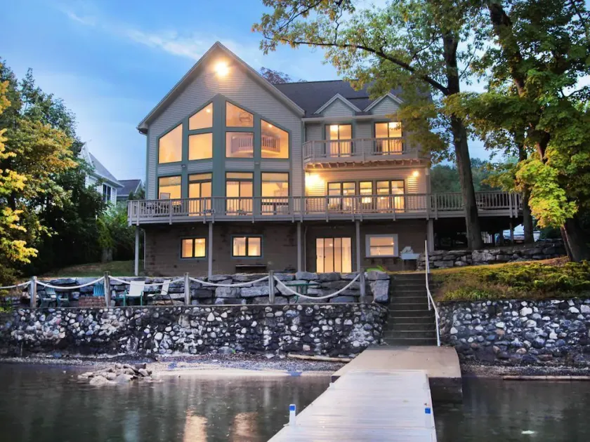Large Lakefront Lodge on Canandaigua Lake Sleeps 22 Guests! - Image 1