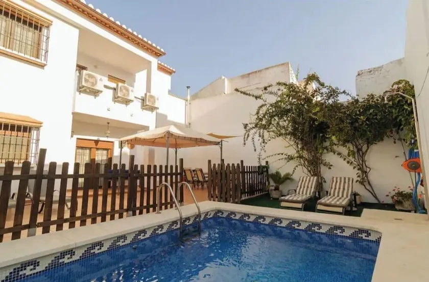 Rural house with its own salt water swimming pool, its own patio and barbecue.  - Image 1