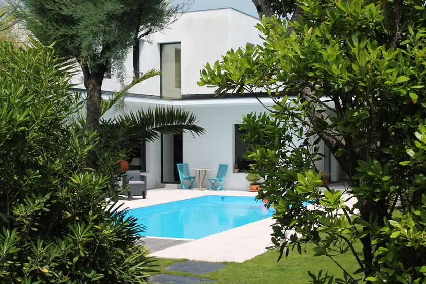 Belle villa moderne avec piscine chauffée, proche: mer, golf, tennis, commerces - Image 1
