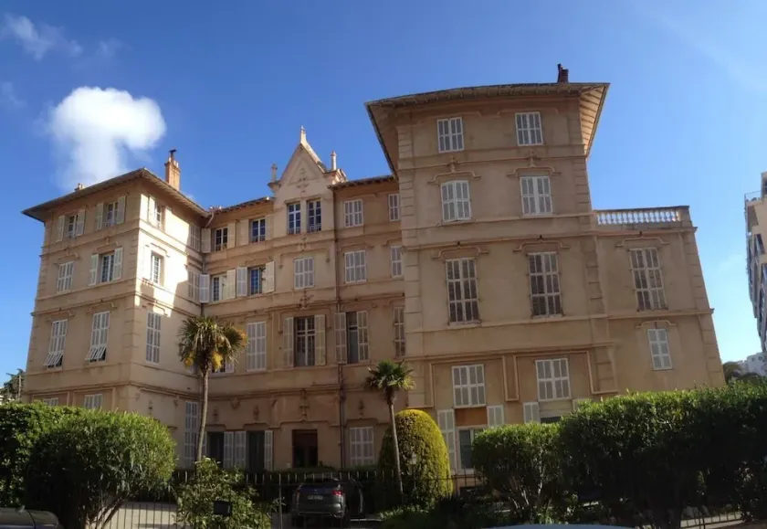 Beach House on the right Palais - up to 3CH showers - FIBRE - PKG (s) secured (s) - Image 1