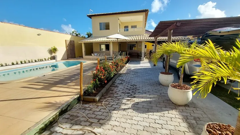 5-BEDROOM HOUSE WITH A SWIMMING POOL - Image 1