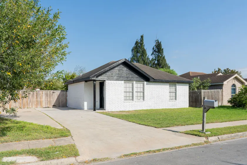 Updated modern 3bedroom 1king 2 queen 1restroom - Image 1