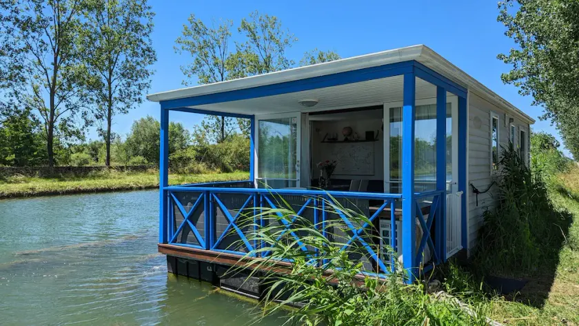 Unusual floating cottage with all comforts for 6 persons, terrace, jacuzzi, fishing - Image 1
