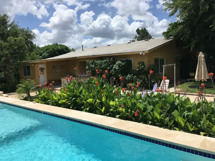 Omi's Bed & Breakfast Farm, Weinberg und Pool, Wintertexaner gesucht - Image 1