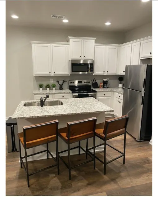 **COZY New Home/Near AIRPORT/Quiet Neighborhood/Free Parking  - Image 1
