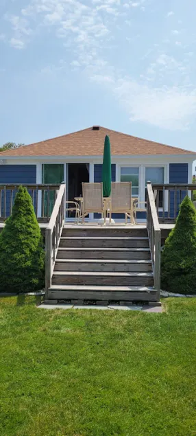 Cottage immaculé, immense terrasse et grande cour arrière pour tous vos jeux de jardin. - Image 1