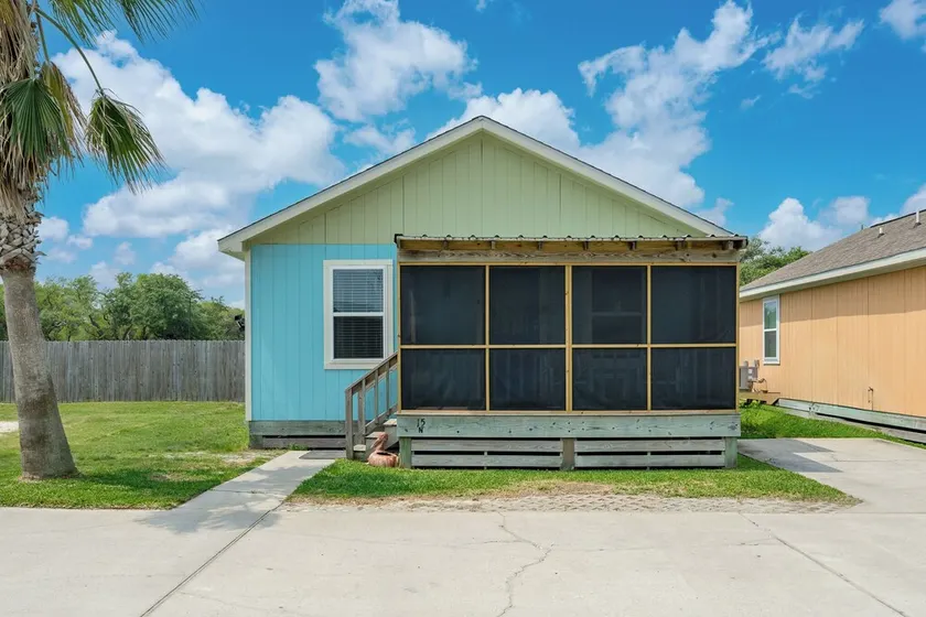 This cottage is a 2 bedroom(s), 2 bathrooms, located in Rockport, TX. - Image 1