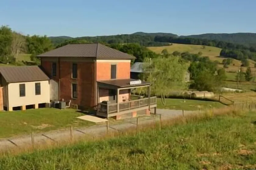 Luxury Farmhouse w/5 Star Amenities near VT and RU - Image 1