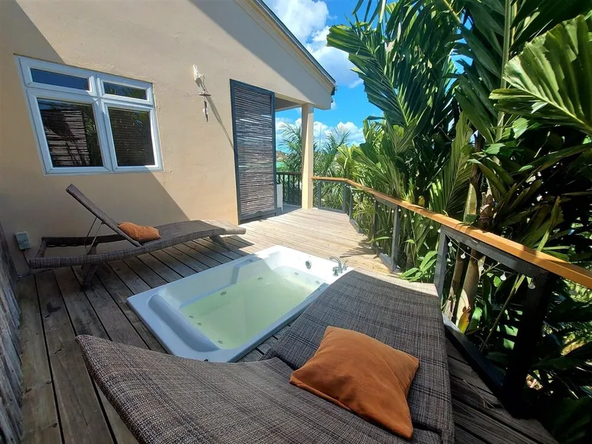 Artist's House With A Breezy Balcony And Whirlpool Tub. - Image 1