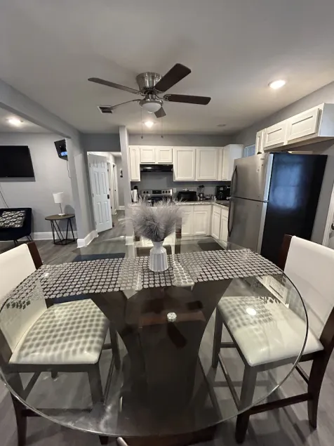 Cozy Home, fully fenced  with huge back yard - Image 1