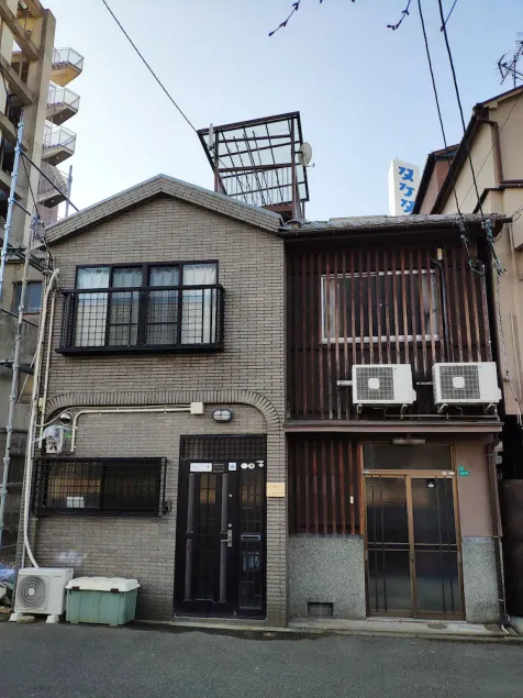 3 minutter fra stationen, 2/3 minutter til Namba / Shinsaibashi, 2 eneboliger, maksimalt 18 personer - Image 1