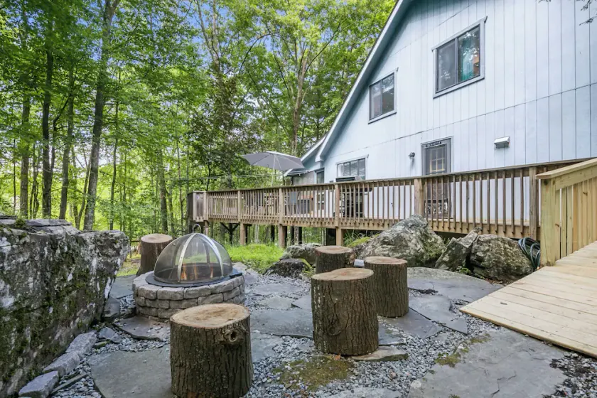 Eclectic Family Poconos Escape! Skiing 5min away! Firepit, Near Woodloch/winery! - Image 1
