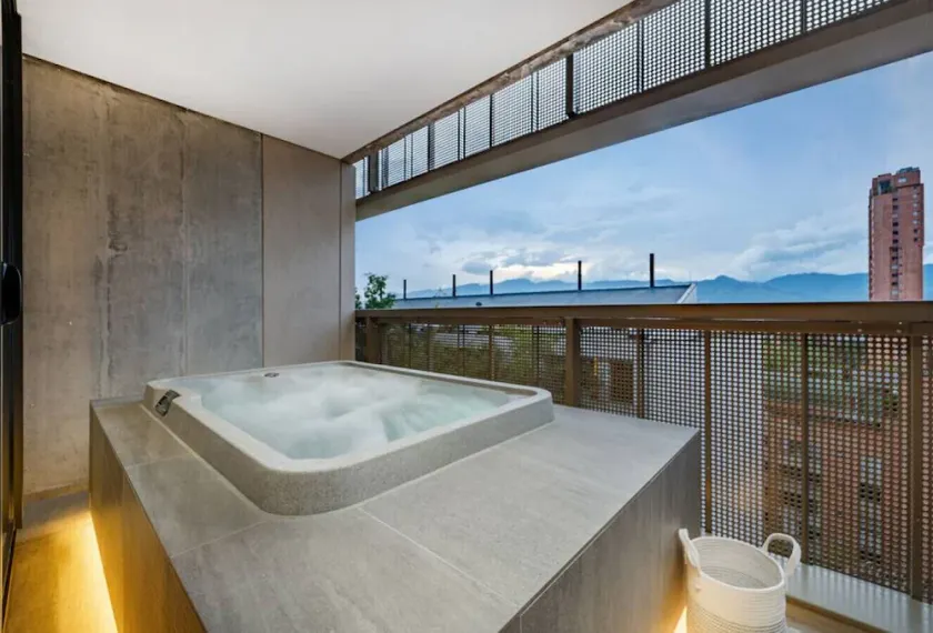 uxury 1BR Apt with private Balcony & Jacuzzi - Image 1