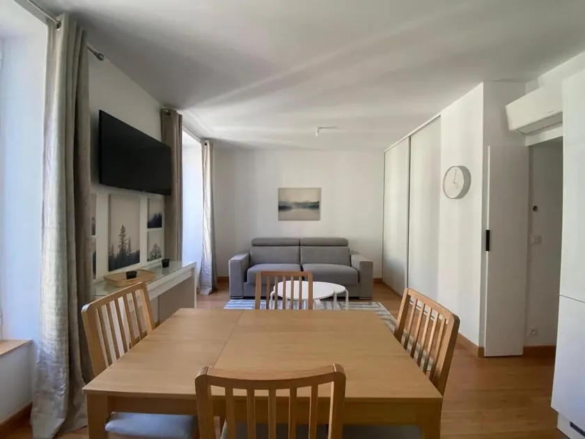 Détendez vous dans cet appartement 2 pièces calme élégant rénové entièrement. - Image 1