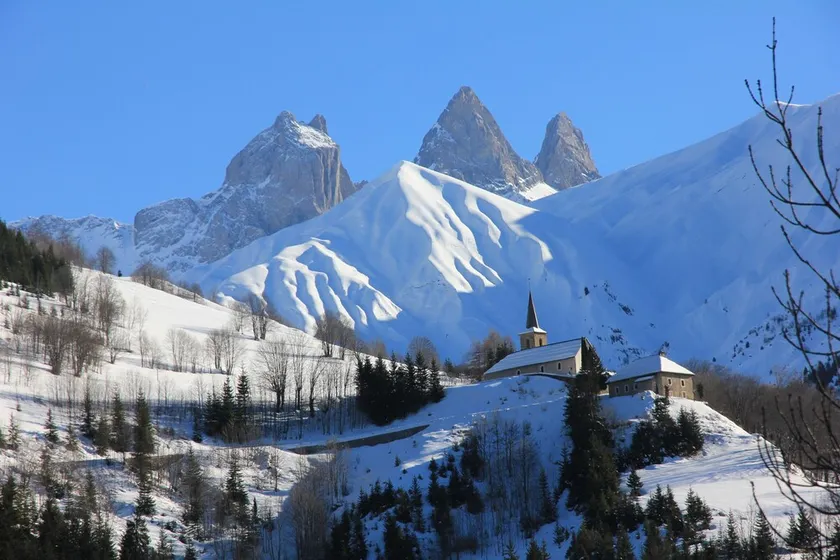 Stunning 450 m² Savoyard chalet at the foot of the Aiguilles d'Arves. Elevation: 1,600 m. - Image 1