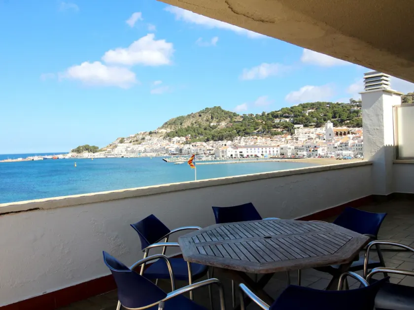 Seafront Penthouse for 6 with Terrace and Shared Pool - Image 1