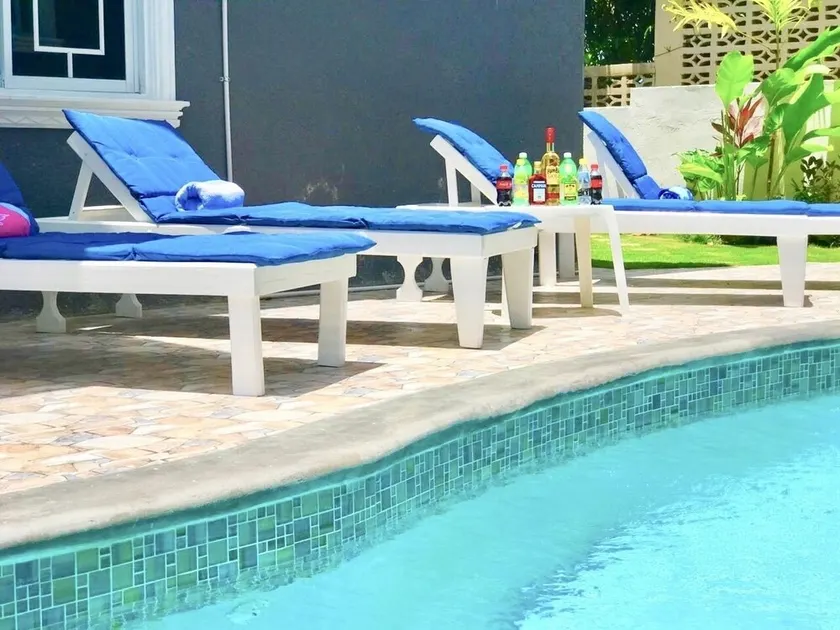 Villa privada! 3BD / 3BA! Piscina. Playa privada al otro lado de la calle !! - Image 1