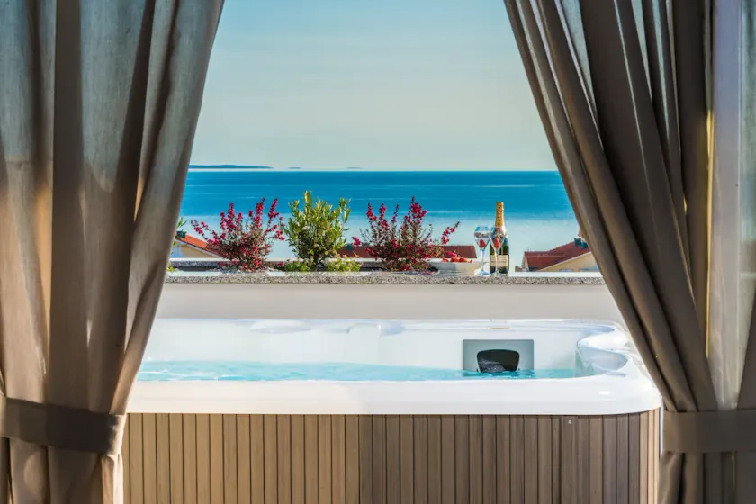 Villa Magnifica Penthouse with Jacuzzi - Image 1