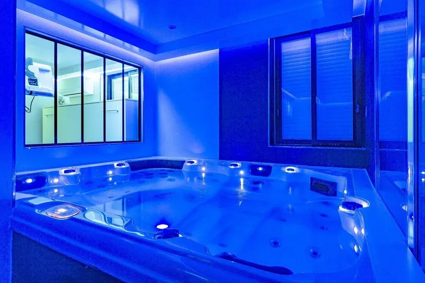 Luxury Suite Jacuzzi Sauna - Image 1