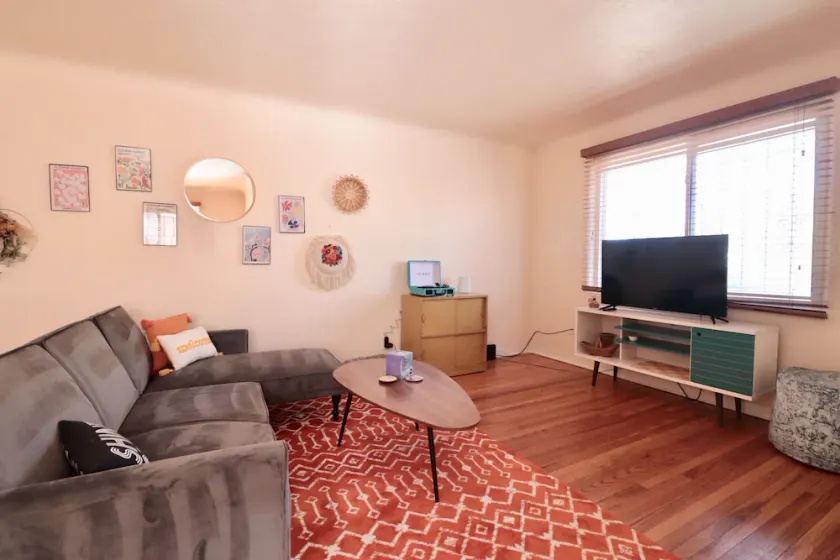Cute and spacious 1 bedroom in a great location - Image 1
