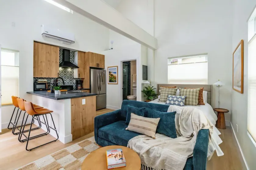 Swanky Studio in Vibrant Hillcrest - Image 1