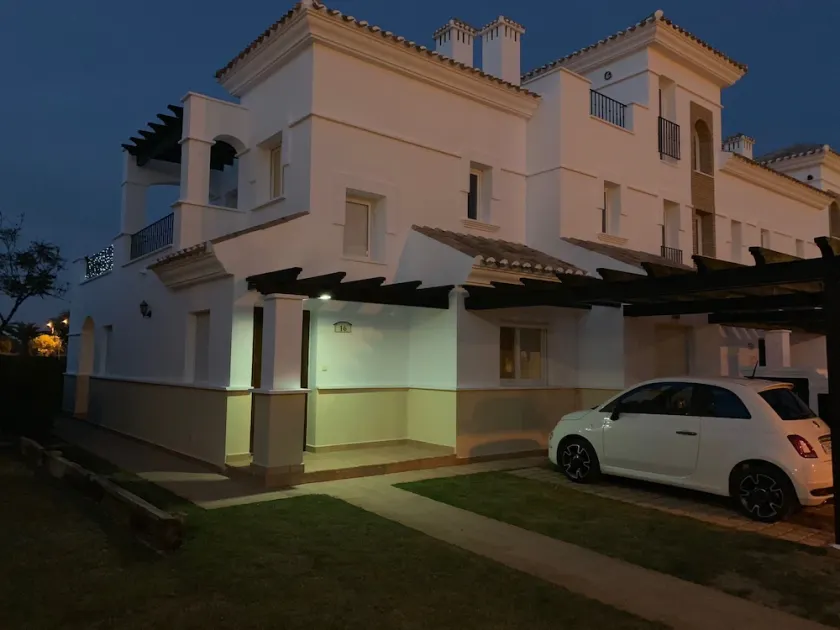 Moderne 2 chambres 2 salles de bain Frontline Golf Townhouse avec une vue imprenable - Image 1