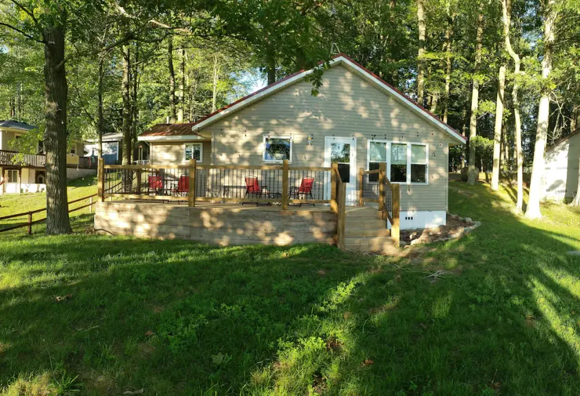 Sunset Cottage: Lakefront Escape - Fenced Yard - Pet Friendly - Kayaks - Fishing - Image 1