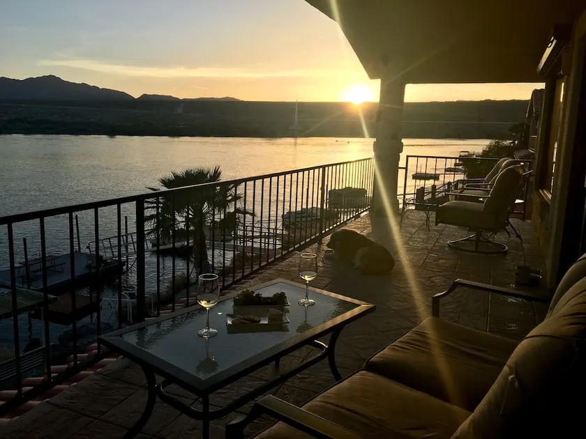 Bord de la rivière avec pelouse, jet ski dock et quai de bateau.  Vues et couchers de soleil! - Image 1