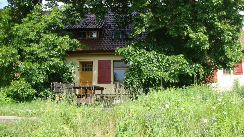 Vacation apartment with natural garden on the outskirts of the village. Nearest bathing area and forest edge 500m - Image 1