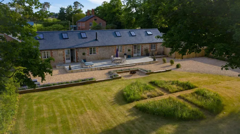 Stunning 19th century barn conversion in gorgeous Hampshire countryside - Image 1