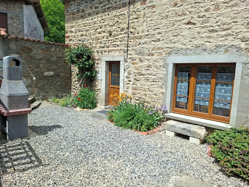 Gîte en Pierre à la Montagne à Proximité de Sentiers de Randonnées - Image 1