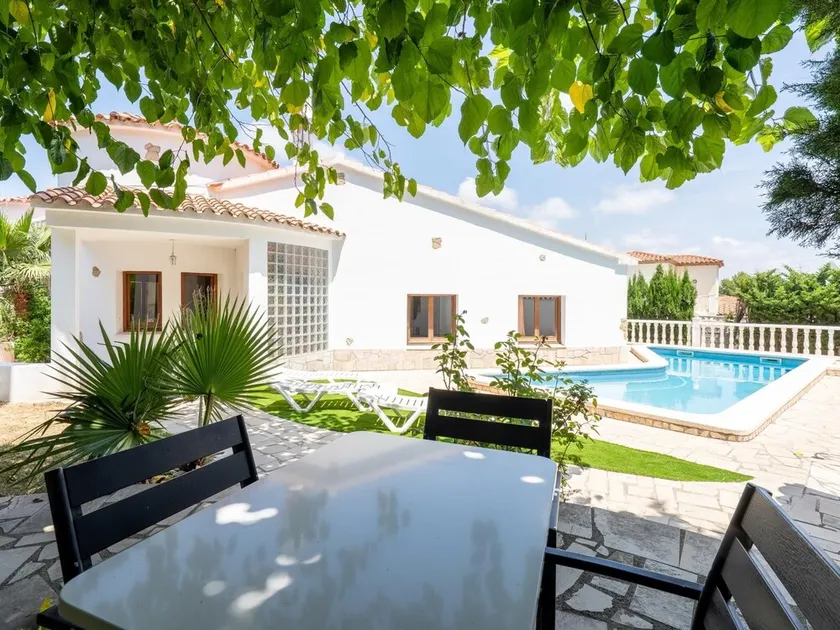 Villa i lugnt område med privat pool, 10min strand och centrum - Image 1