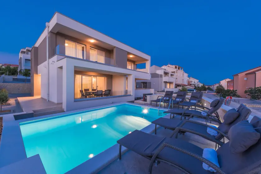 Luxury Villa for 18 with Private Heated Pool near the Beach - Image 1