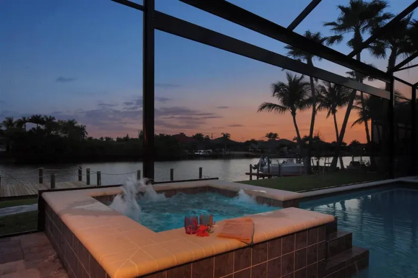 Exclusive Design Villa direkt am Kanal gelegen mit privatem Bootsteg und Pool - Image 1