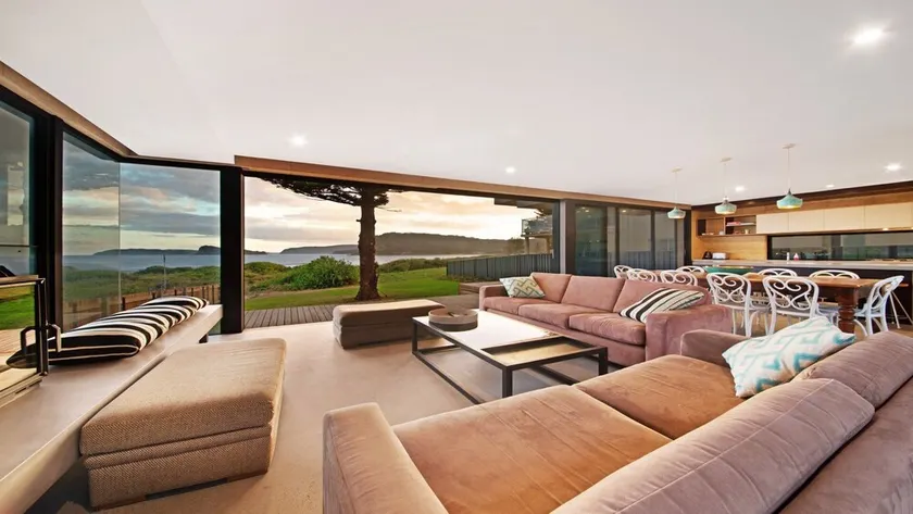 Beachfront accommodation, stroll to shops - Image 1