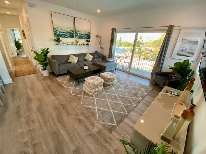*Cali King Bed * Bright Natural Light * Tall Ceilings * Full Kitchen * Balcony - Image 1